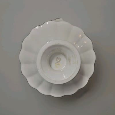 LENOX CREAM AND GOLD SCALLOPED EDGE DISH WITH FLUTED VASE IN CENTER - Thumbnail 3