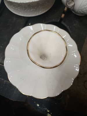LENOX CREAM AND GOLD SCALLOPED EDGE DISH WITH FLUTED VASE IN CENTER - Thumbnail 7