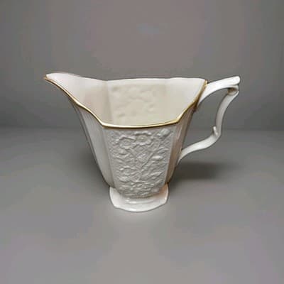 LENOX CREAM AND GOLD SCALLOPED EDGE DISH WITH FLUTED VASE IN CENTER - Thumbnail 5