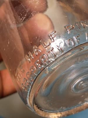 Set of 2 Vintage Half Pint Glass Milk Bottles - Borden’s & Quality - Thumbnail 15