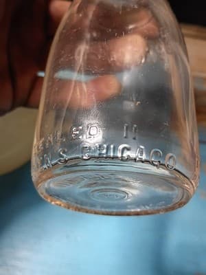 Set of 2 Vintage Half Pint Glass Milk Bottles - Borden’s & Quality - Thumbnail 9