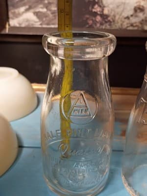 Set of 2 Vintage Half Pint Glass Milk Bottles - Borden’s & Quality - Thumbnail 3