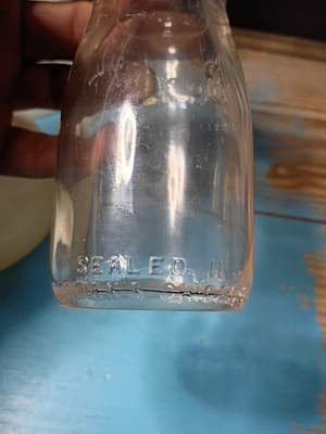 Set of 2 Vintage Half Pint Glass Milk Bottles - Borden’s & Quality - Thumbnail 8