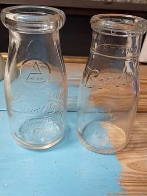 Set of 2 Vintage Half Pint Glass Milk Bottles - Borden’s & Quality - Thumbnail 2