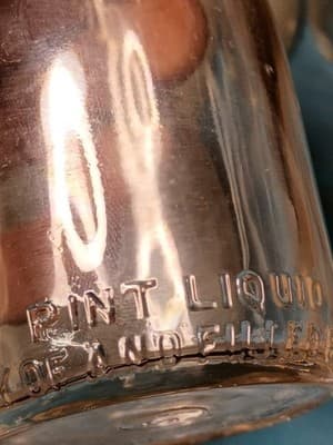 Set of 2 Vintage Half Pint Glass Milk Bottles - Borden’s & Quality - Thumbnail 14