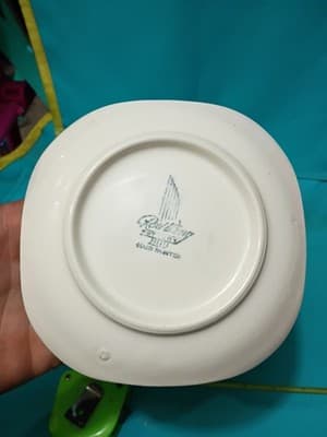 Vintage Red Wing Lotus 7.5" Bowl and 6.5" Plates - 4 Piece Set - Thumbnail 10