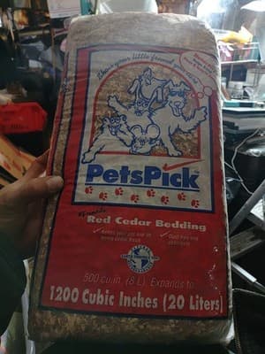 Pets Pick Easy Red Cedar Bedding 1200 Cubic Inches (20 Liters) - Image 1