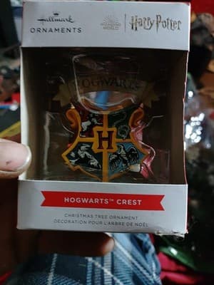 Hallmark Harry Potter HOGWARTS CREST Wizarding World Christmas 2021 Ornament - Image 1