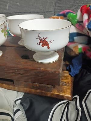 Set of 6 Vintage Royal Victoria Fine Bone China England Grape Vine Dessert Bowls - Thumbnail 3