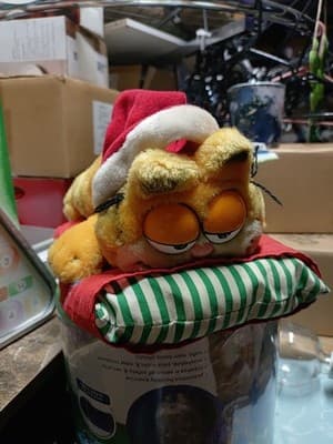 VINTAGE 1983 DAKIN GARFIELD CHRISTMAS DECEMBER 26 STUFFED ANIMAL PLUSH - Image 1