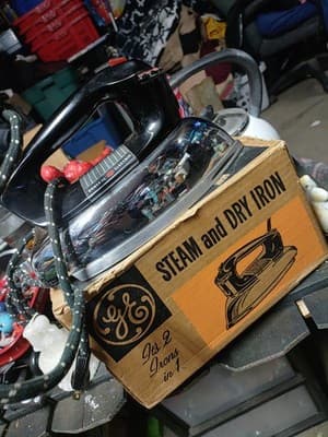 VINTAGE 1960s General Electric GE F60 Steam & Dry Iron w/ Original Box & Inserts - Image 1