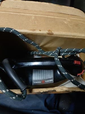 VINTAGE 1960s General Electric GE F60 Steam & Dry Iron w/ Original Box & Inserts - Thumbnail 15