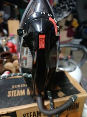 VINTAGE 1960s General Electric GE F60 Steam & Dry Iron w/ Original Box & Inserts - Thumbnail 2