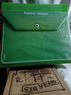 Mead TRAPPER KEEPER Green 1.5" 3 Ring Binder 2013 Vertical Pockets Snap Closure - Image 1