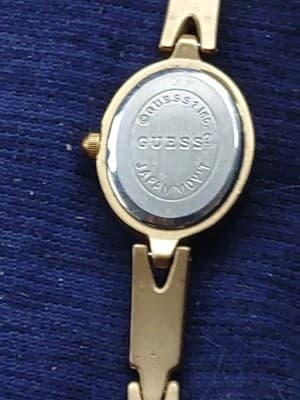 Woman's Guess Watch With A Gold Tone - Thumbnail 4