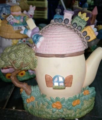 Vintage Easter Jubilee Kmart Porcelain Teapot House 'Toy Shop' Lighted Excellent - Thumbnail 4