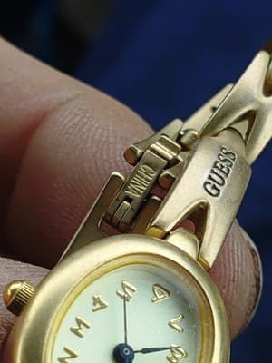 Woman's Guess Watch With A Gold Tone - Thumbnail 7