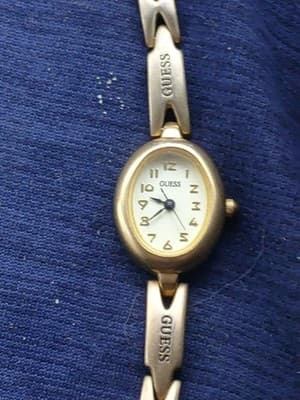 Woman's Guess Watch With A Gold Tone - Thumbnail 2