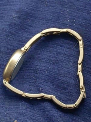 Woman's Guess Watch With A Gold Tone - Thumbnail 6