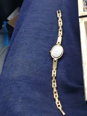 Woman's Guess Watch With A Gold Tone - Thumbnail 3