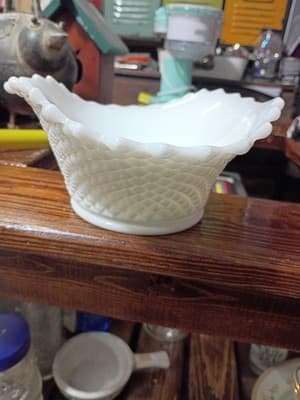 Vintage Fenton White Milk Glass Hobnail Bowl 10" Sawtooth Edge Sunburst - Thumbnail 5