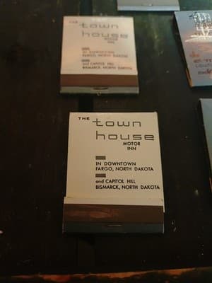 Vintage Lot 10 Town House Motor Inn Matchbooks ND Fargo Bismarck UNSTRUCK Full - Thumbnail 3