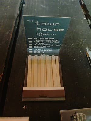 Vintage Lot 10 Town House Motor Inn Matchbooks ND Fargo Bismarck UNSTRUCK Full - Thumbnail 5