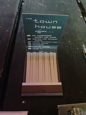 Vintage Lot 10 Town House Motor Inn Matchbooks ND Fargo Bismarck UNSTRUCK Full - Thumbnail 4