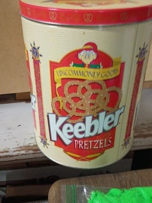 Vintage Keebler Pretzel Tin - Ernie the Elf "Uncommonly Good" - Large 8" Can - Thumbnail 4