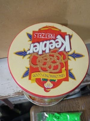 Vintage Keebler Pretzel Tin - Ernie the Elf "Uncommonly Good" - Large 8" Can - Thumbnail 3