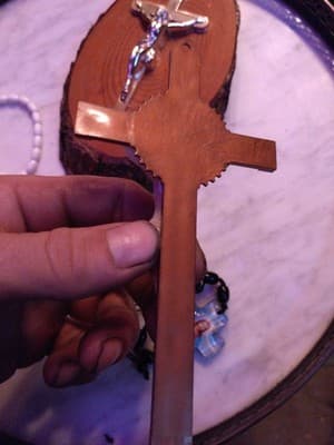 Lot Of 3 beautiful Jesus Pieces. A necklace,a wooden plaque and a cross . - Thumbnail 4