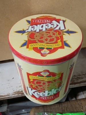 Vintage Keebler Pretzel Tin - Ernie the Elf "Uncommonly Good" - Large 8" Can - Thumbnail 2