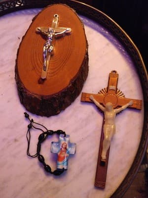 Lot Of 3 beautiful Jesus Pieces. A necklace,a wooden plaque and a cross . - Image 1