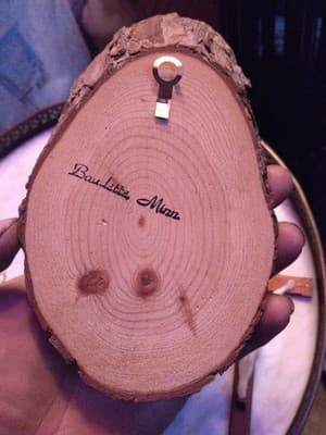 Lot Of 3 beautiful Jesus Pieces. A necklace,a wooden plaque and a cross . - Thumbnail 2