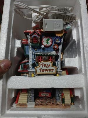 **Vintage LEMAX SANTA'S WONDERLAND TOY TOWER LIGHTED CHRISTMAS VILLAGE NIB 2001 - Thumbnail 4