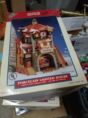 **Vintage LEMAX SANTA'S WONDERLAND TOY TOWER LIGHTED CHRISTMAS VILLAGE NIB 2001 - Image 1