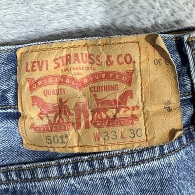 Levis 501 Jeans Mens 33x30 Blue Medium Wash Button Fly Straight Leg Denim - Thumbnail 3