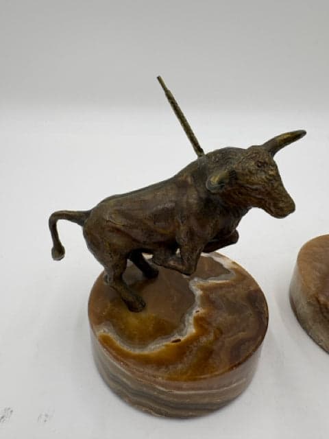 Set Of 2 Small Bronze Bull Statues On Marble Bases - Thumbnail 2