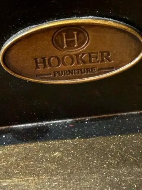 Hooker Seven Seas Desk With Lighted Hutch - Thumbnail 3
