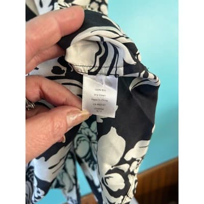 Talbots Silk Blouse Size 4 Black White Floral Sleeveless Button Back Pleated Top - Thumbnail 2