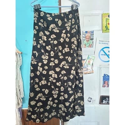 Old Navy Floral Midi Skirt Size 10 Black Tan Scalloped Waist Flowy 161226-00-1 - Image 1