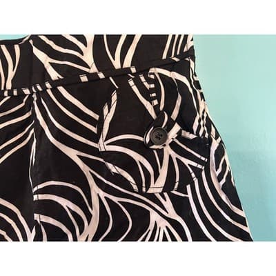 H&M Abstract Swirl Print Mini Skirt Black White Size 4 Pocketed A-Line - Thumbnail 3
