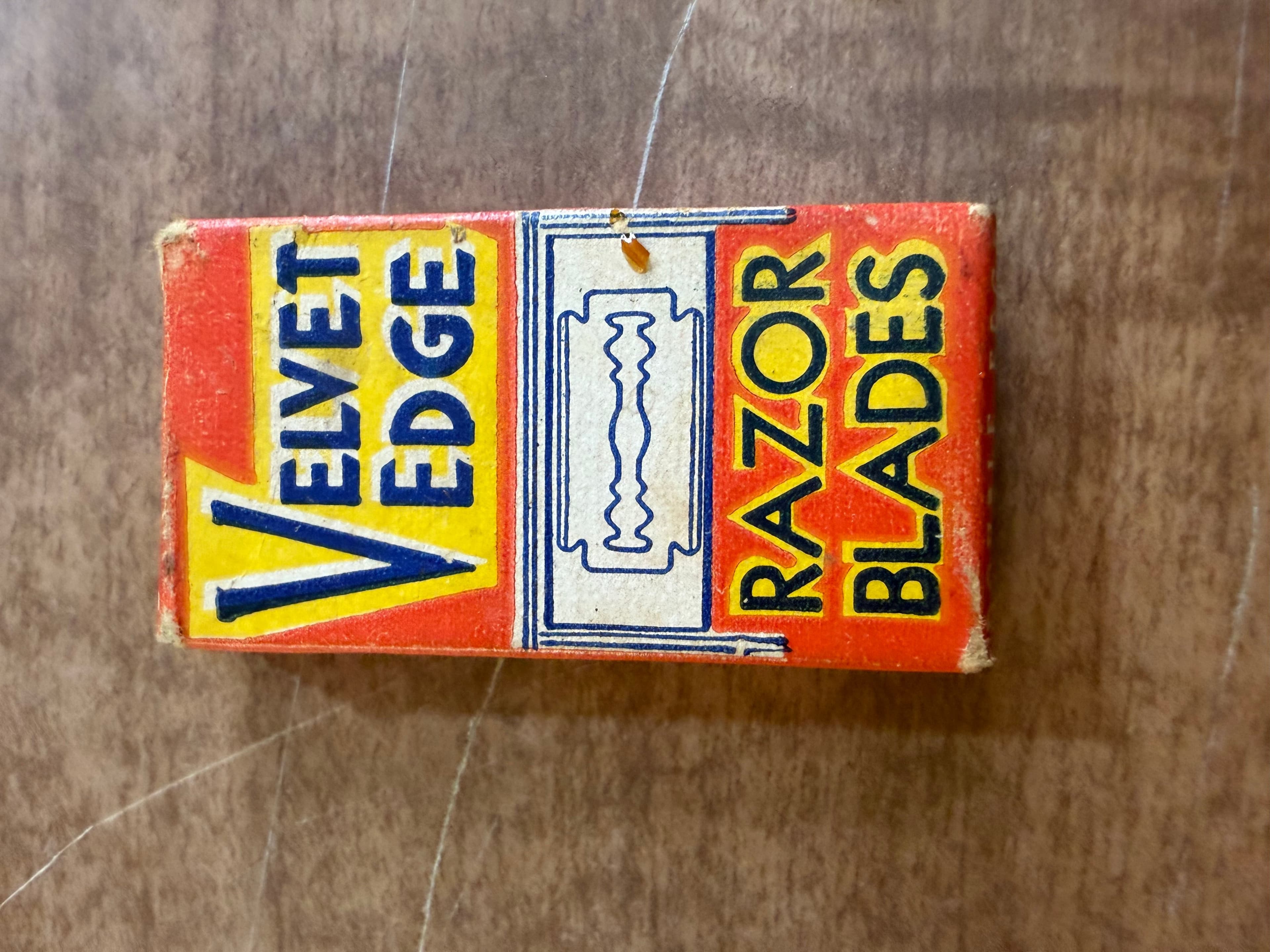 Velvet Edge Razor Blades Vintage Packaging - Thumbnail 2
