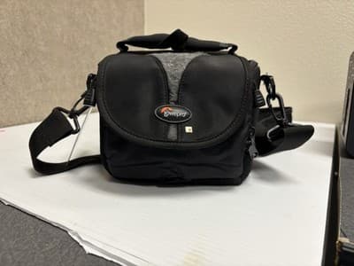 Canon PowerShot S5 IS 8.0MP Digital Camera Bundle w/ Case, 4GB SD Card - Image 1