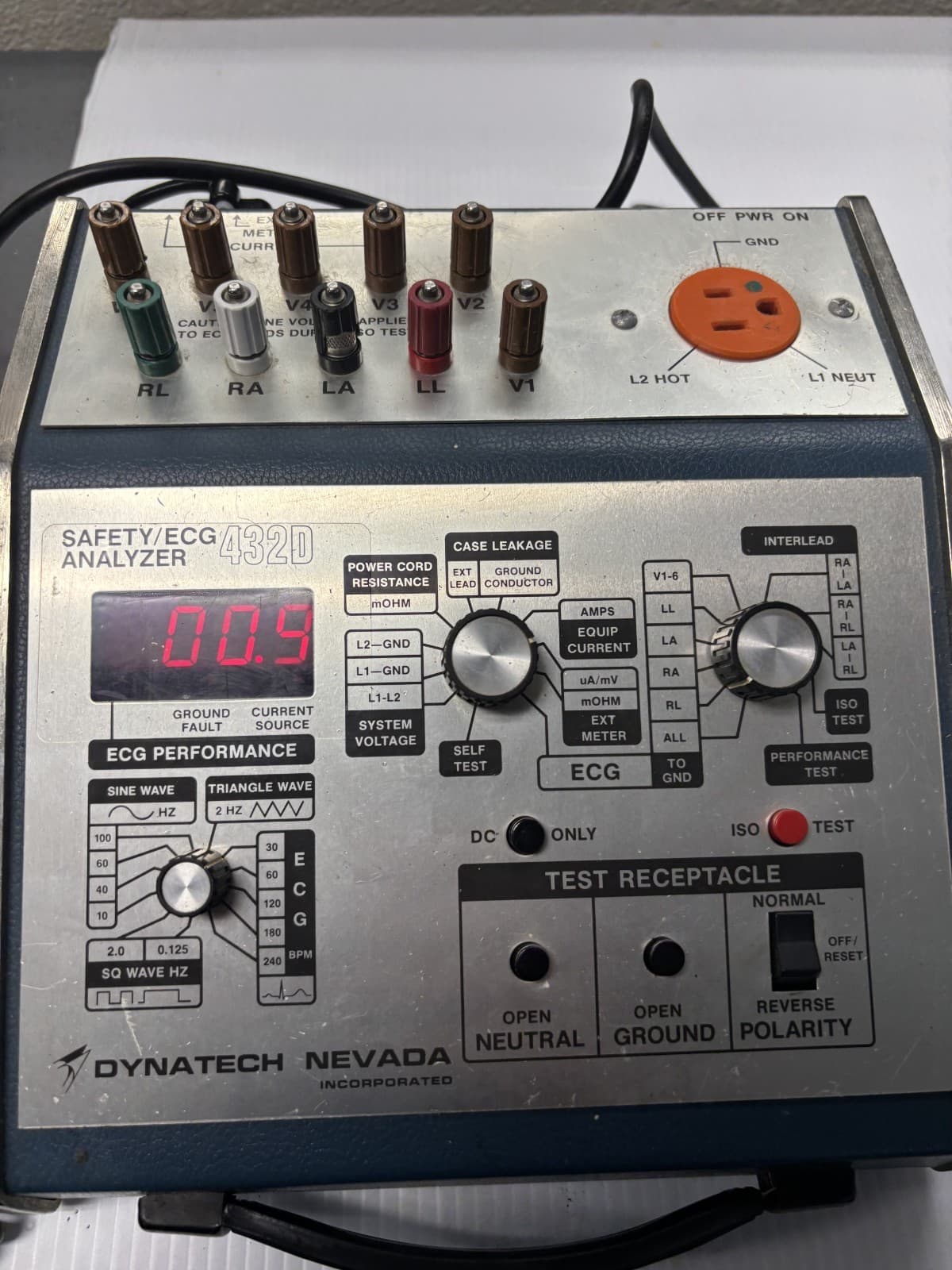 dynatech nevada 432d safety ecg leakage analyzer 220V outlet [3*B-21] - Image 1