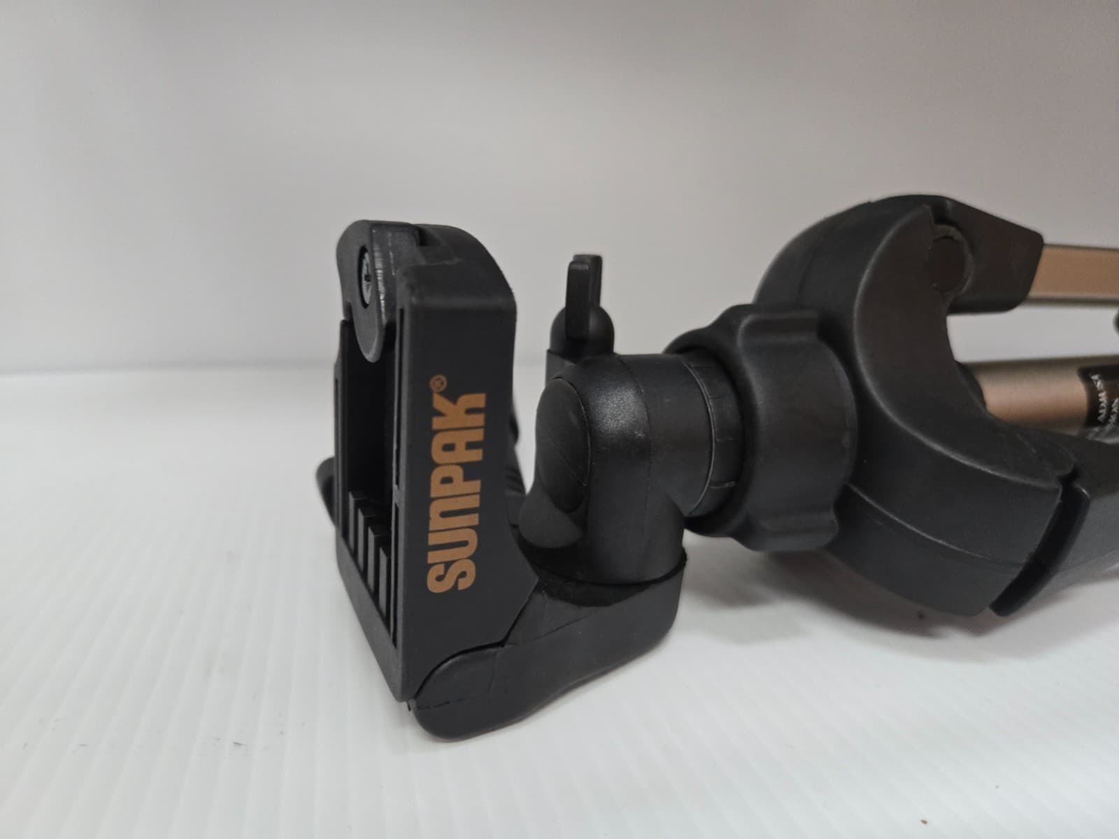 Sunpak 2001UT Tripod - Image 1