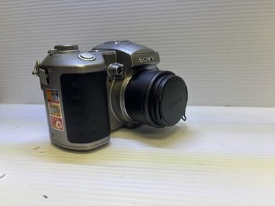 Sony CD Mavica ( Model:MVC-CD400 ) Color Grey/Black 4.0 MP 6 X Zoom - Image 1