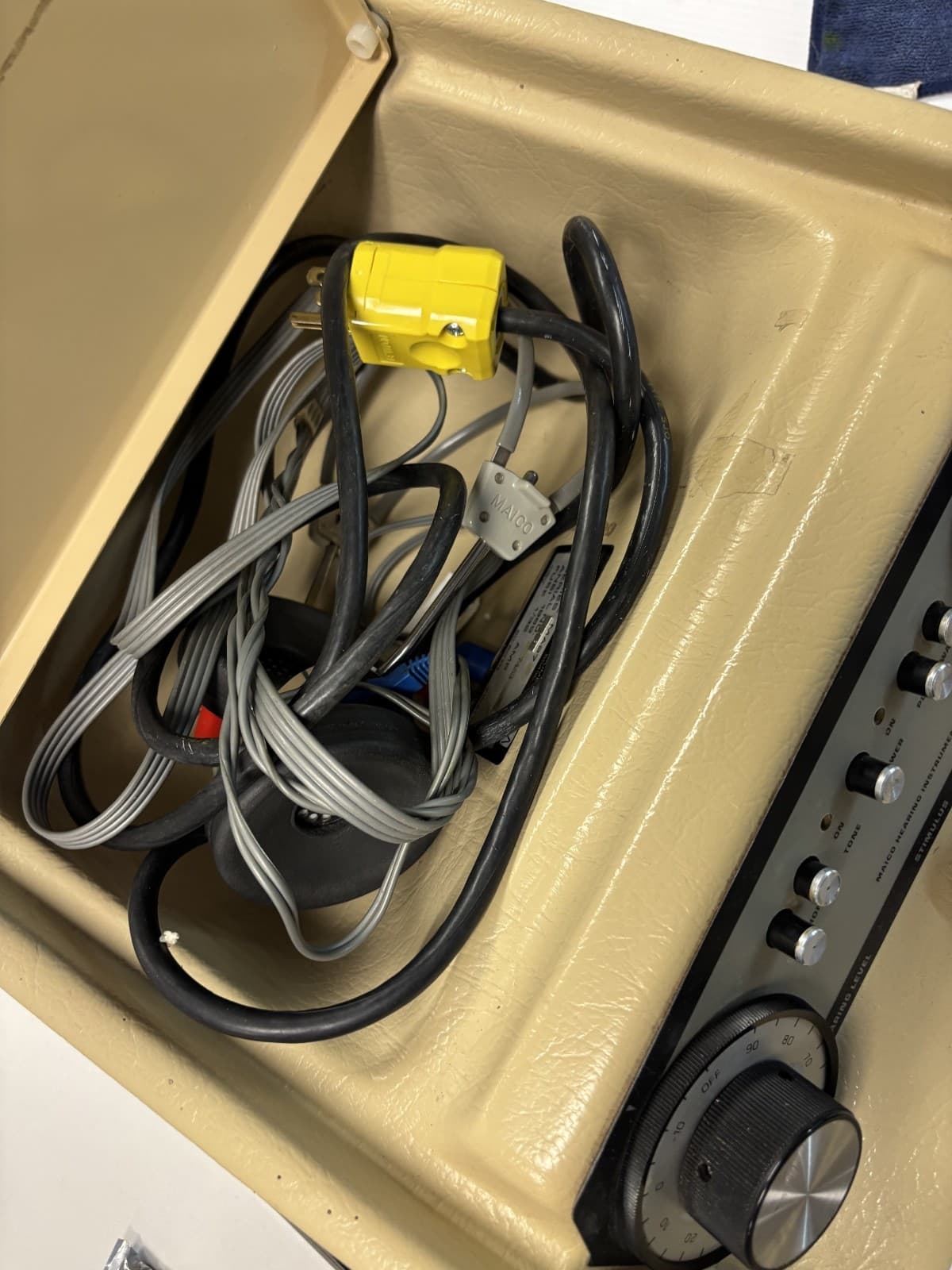 Maico MA27 Portable Screening Audiometer Hearing Tester w/ Headphones - Thumbnail 4