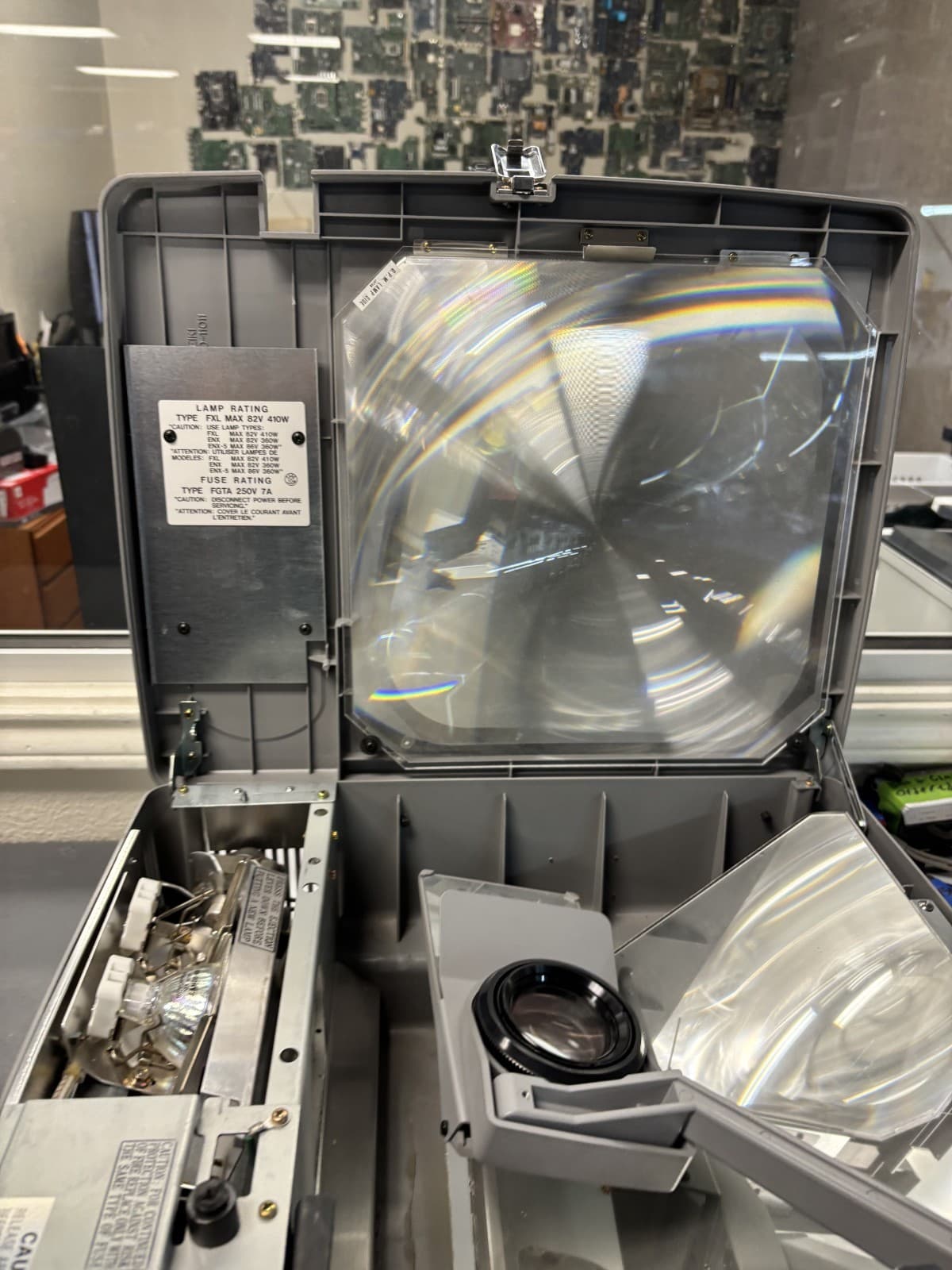 vintage oki ohp-4100 over head projector with new light bulb - Thumbnail 5