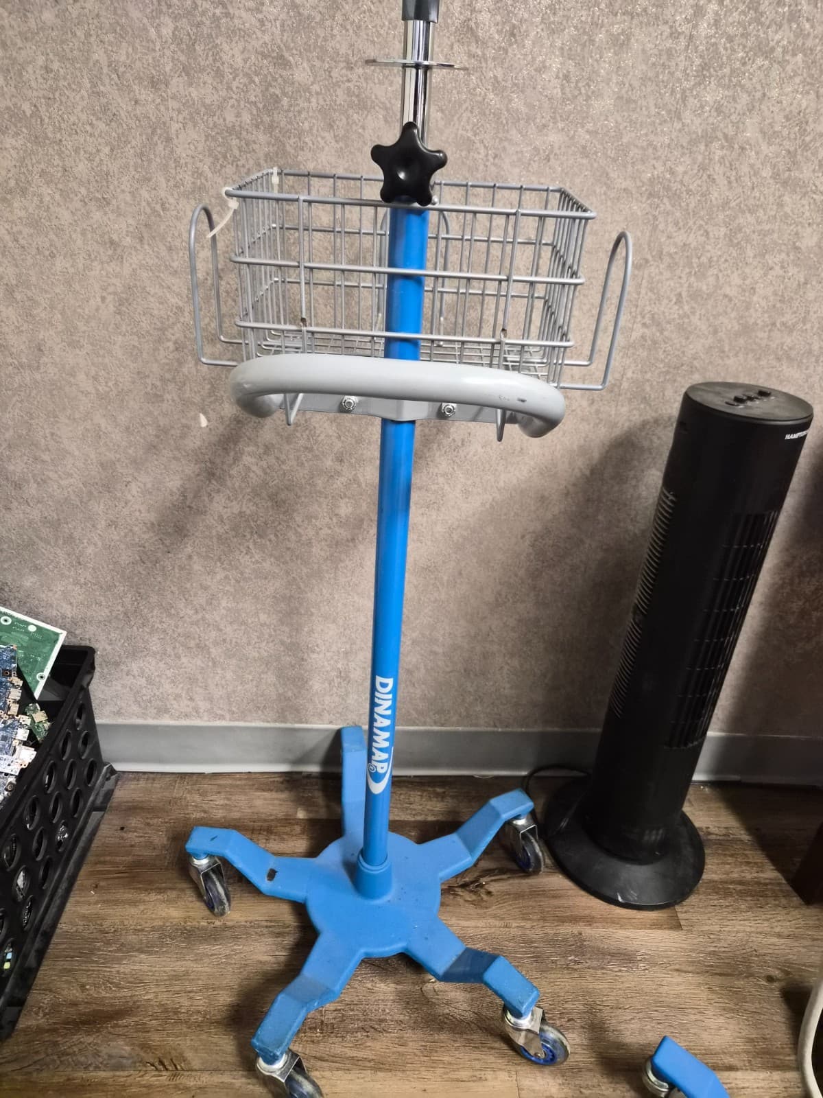 GE Dinamap Carescape V100 Mobile Patient Monitor Rolling Stand Cart 300 400 200 - Image 1